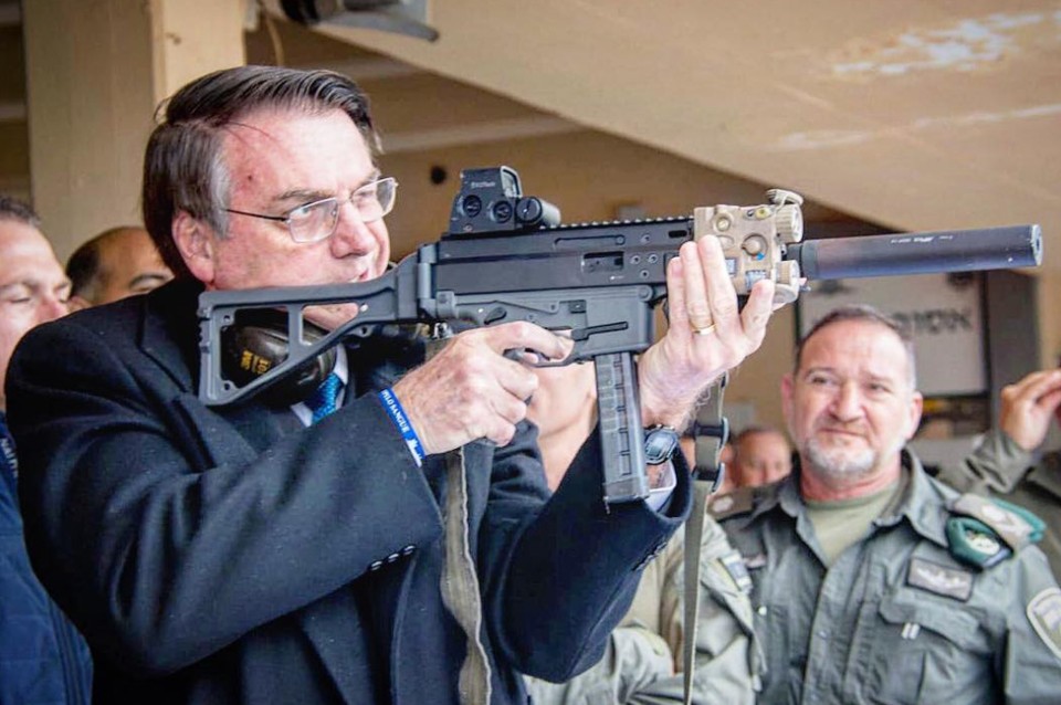 Bolsonaro posa para foto com fuzil israelense e defende armamento civil