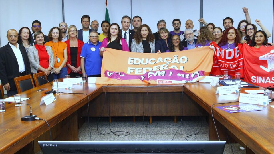 Governo assina acordo com professores e técnicos para encerrar greve na educação