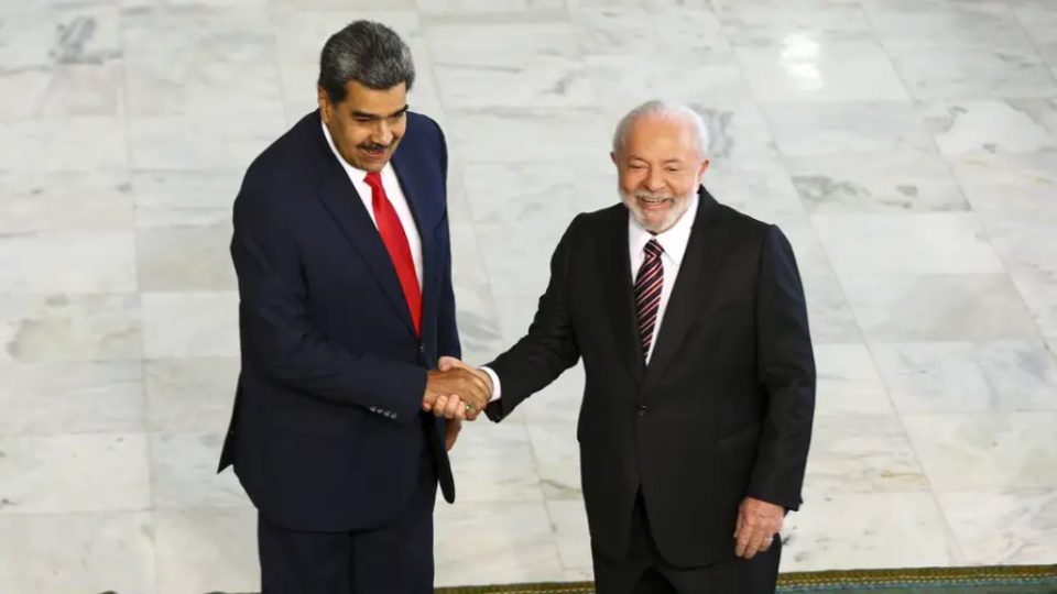 Venezuelanos exilados no Brasil reclamam que Lula defende o ditador Maduro