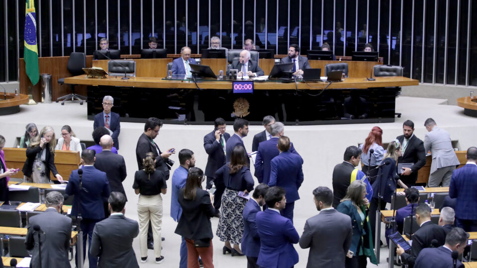 Câmara aprova instalação de “botão de pânico” para combater violência em escolas