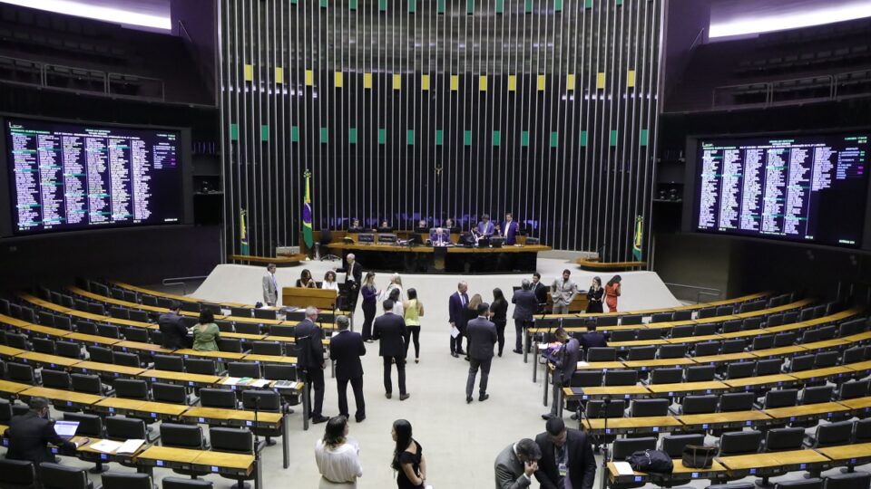 Câmara aprova aumento de pena para feminicídio e endurece punições contra violência doméstica