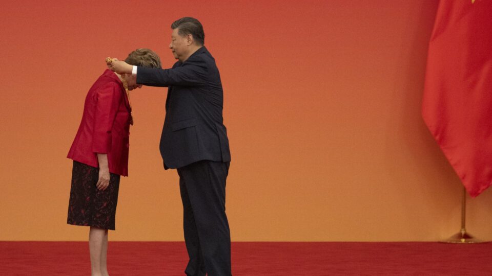 Dilma recebe homenagem do ditador da China em Pequim